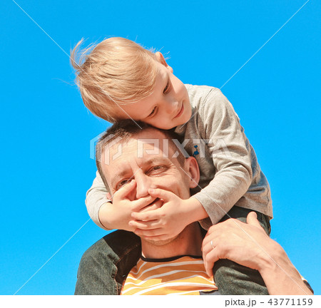 child shoulders father plays hands closing eyes child shoulders father plays hands closing eyes 43771159