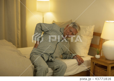 シニア男性 腰痛 43771816