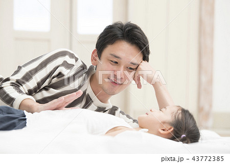 子供を寝かしつける父親 43772385