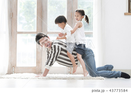 子供と遊ぶお父さん 子供と遊ぶお父さん 43773584