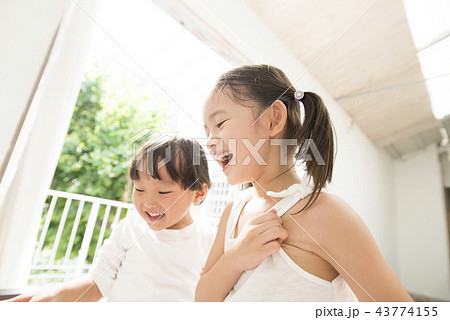 笑顔の子供 43774155