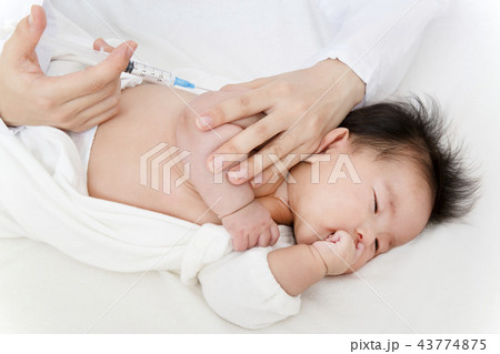 医師(看護師)により腕に注射を打たれ泣いている新生児の赤ちゃん。予防接種、インフルエンザ、病気、治療 43774875
