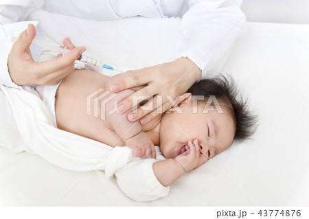 医師(看護師)により腕に注射を打たれ泣いている新生児の赤ちゃん。予防接種、インフルエンザ、病気、治療 医師(看護師)により腕に注射を打たれ泣いている新生児の赤ちゃん。予防接種、インフルエンザ、病気、治療 43774876
