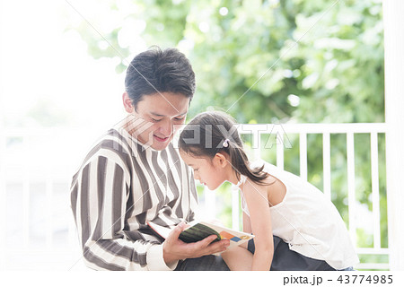 絵本を読む親子 43774985