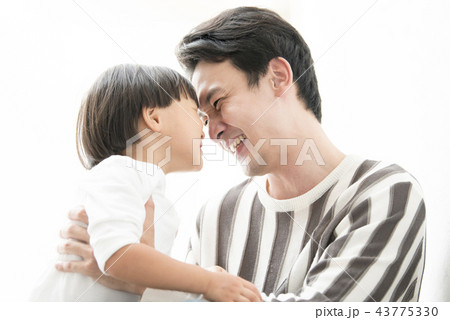 話をする親子 43775330