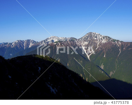 6月の白峰三山(北岳、間ノ岳、農鳥岳) 6月の白峰三山(北岳、間ノ岳、農鳥岳) 43775378