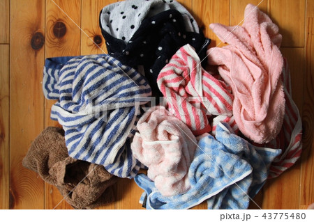クシャクシャに丸めた濡れているバスタオル　干す前の洗濯物 43775480