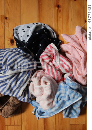 クシャクシャに丸めた濡れているバスタオル　干す前の洗濯物 43775481