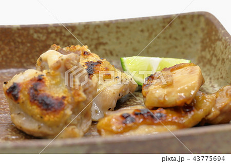 家庭的で素朴な自家製の「焼き鳥」(塩焼きとタレ焼) 家庭的で素朴な自家製の「焼き鳥」(塩焼きとタレ焼) 43775694