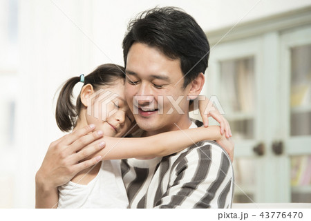 子供を寝かしつけるお父さん 子供を寝かしつけるお父さん 43776470