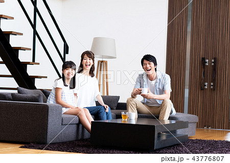 若い家族 43776807