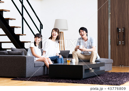 若い家族 43776809