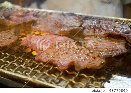 仙台牛タン焼きの発祥太助たすけ定番の炭火焼き牛タンとテールスープと麦飯の写真素材