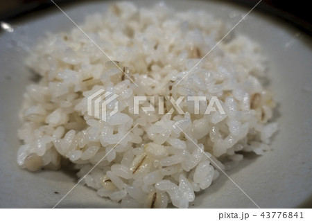 仙台牛タン焼きの発祥太助たすけ定番の炭火焼き牛タンとテールスープと麦飯 43776841