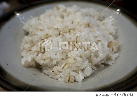 仙台牛タン焼きの発祥太助たすけ定番の炭火焼き牛タンとテールスープと麦飯 43776842