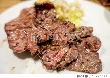 仙台牛タン焼きの発祥太助たすけ定番の炭火焼き牛タンとテールスープと麦飯の写真素材