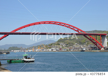 音戸の瀬戸を往く小型船(広島県呉市) 音戸の瀬戸を往く小型船(広島県呉市) 43776854