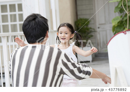 父親を出迎える女の子 父親を出迎える女の子 43776892