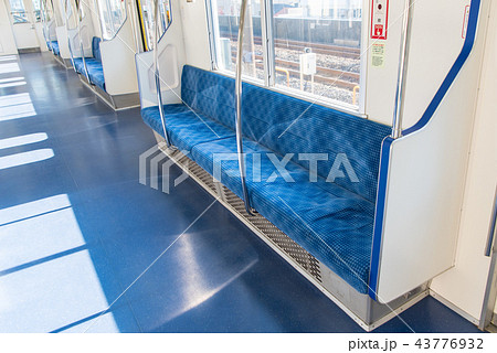 電車の座席 ロングシート の写真素材