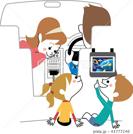 車中の若い家族 43777240