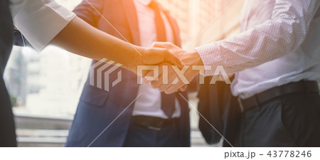 handshake of business People shaking hand in city 43778246