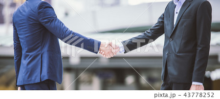 handshake of business People shaking hand in city 43778252