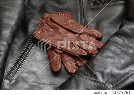 レザージャケットとレザーグローブ レザージャケットとレザーグローブ 43778761