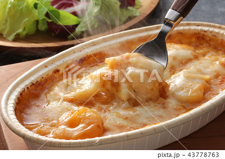 湯気の上がる温かなグラタン 湯気の上がる温かなグラタン 43778763
