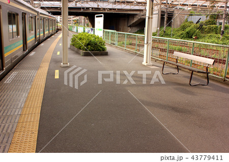 南武線浜川崎駅に停車中の尻手行電車 43779411