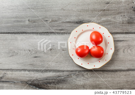 Table top view - three fresh tomatoes plate Table top view - three fresh tomatoes plate 43779523