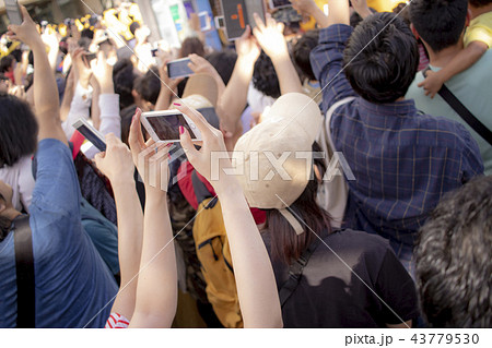 野次馬・群衆・スマホ撮影隊 野次馬・群衆・スマホ撮影隊 43779530