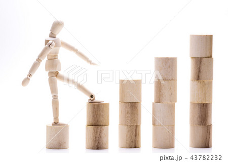 積み木の段を上がる木の人形 積み木の段を上がる木の人形 43782232