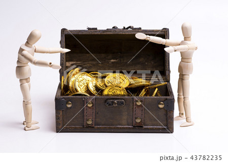 財宝を発見した木の人形 43782235