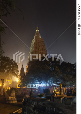 Mahabodhi temple and Bodhi-tree. 43783557