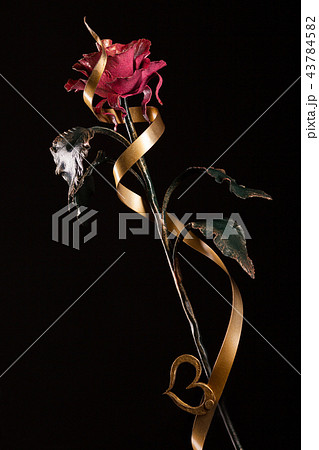 Metal rose with golden heart 43784582