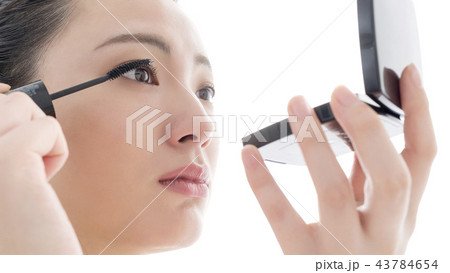 アイメイク　若い女性のビューティーイメージ 43784654