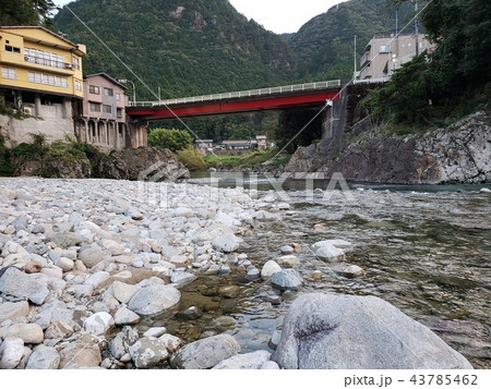 赤い橋と川 43785462