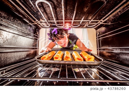 Cooking in the oven at home. 43786260