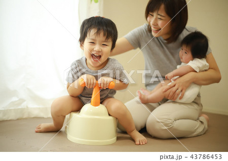 トイレトレーニングする男の子 43786453