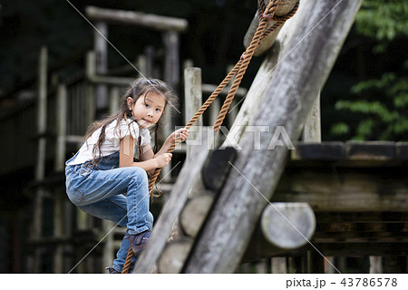 公園で遊ぶ女の子の写真素材