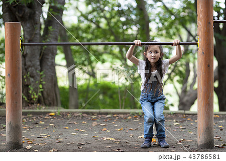 公園で遊ぶ女の子の写真素材