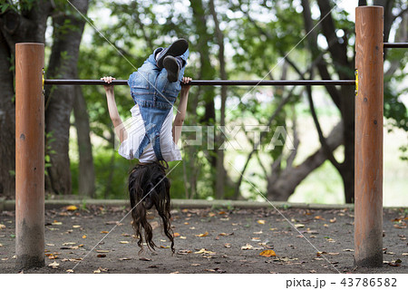 公園で遊ぶ女の子の写真素材