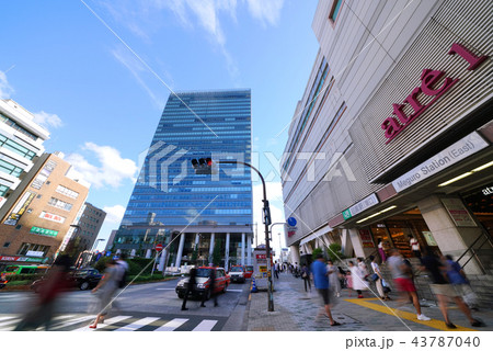 日本の東京都市景観　目黒駅（東口）前の街並みを望む 43787040