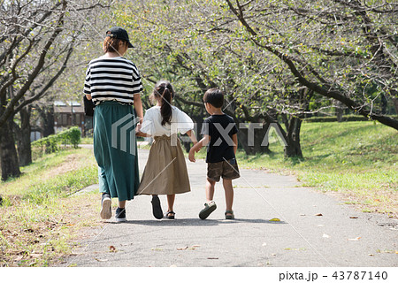 3人で歩いている家族 43787140