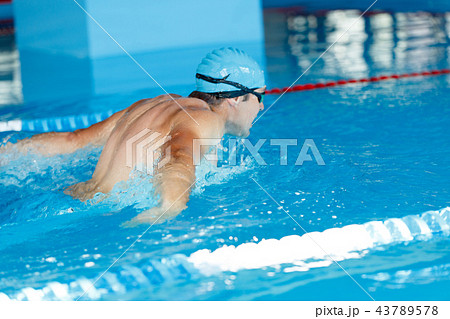 Image from side of sports man swimming in pool 43789578
