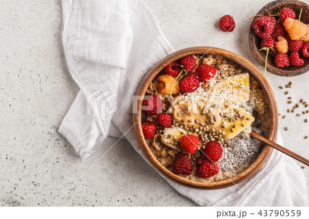 Oatmeal porridge with chia seeds, berries 43790559