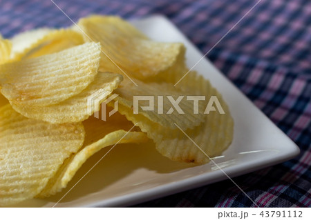 Close up potato chips on white dish 43791112