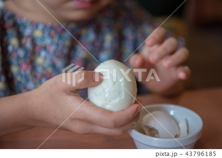 ゆで卵の殻をむく 43796185
