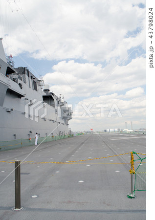 護衛艦「いずも」甲板 護衛艦「いずも」甲板 43798024