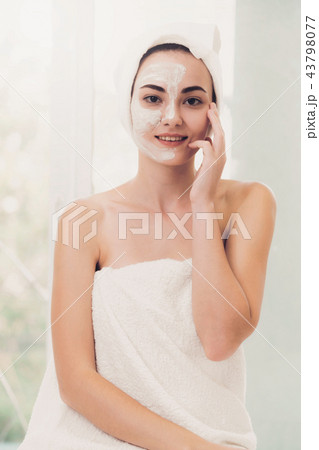 Beautiful woman having a facial treatment at spa. 43798077